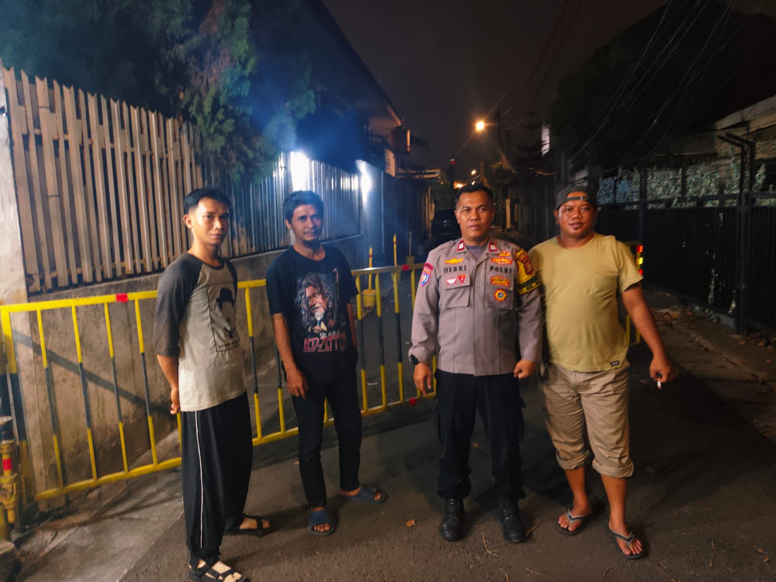 Bhabinkamtibmas Bersama Babinsa Sambangi Pos Kamling RT 10/05, Perkuat Sinergi Warga Jaga Kamtibmas di Pejompongan