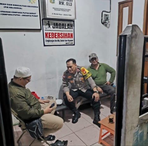 Cegah Kejahatan, Bhabinkamtibmas Cempaka Putih Barat Perkuat Komunikasi dengan Awak Kamling