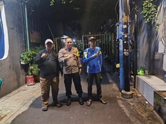 Jaga Keamanan Lingkungan, Polisi dan Awak Kamling RW 10 Bertukar Informasi