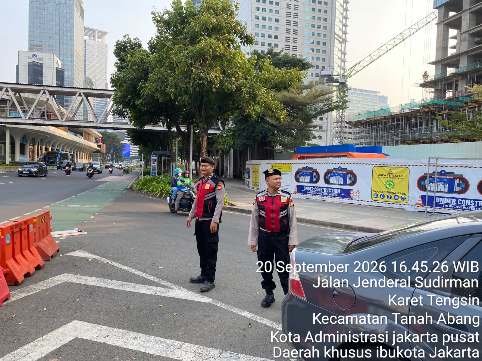 Patko 1052 Polsek Metro Tanah Abang Hadir di Jl. Jenderal Sudirman, Pastikan Lalu Lintas Lancar dan Antisipasi Kejahatan Jalanan