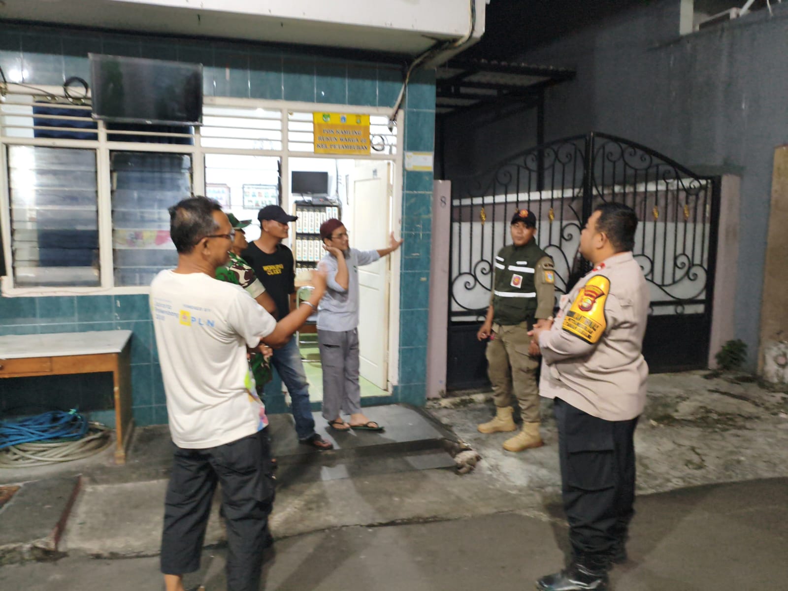 Bhabinkamtibmas Petamburan Bersama Tiga Pilar Sambangi Pos Kamling, Perkuat Siskamling Jaga Kamtibmas di RW 02