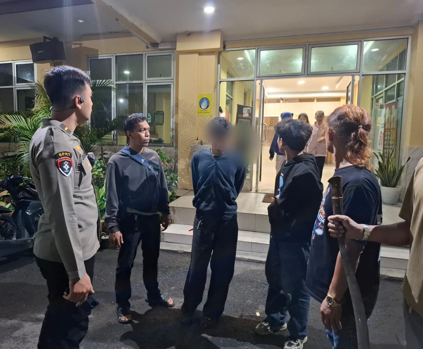 Polsek Metro Tanah Abang Bersama Warga Amankan Pria Kedapatan Membawa Celurit Saat Tawuran di Petamburan