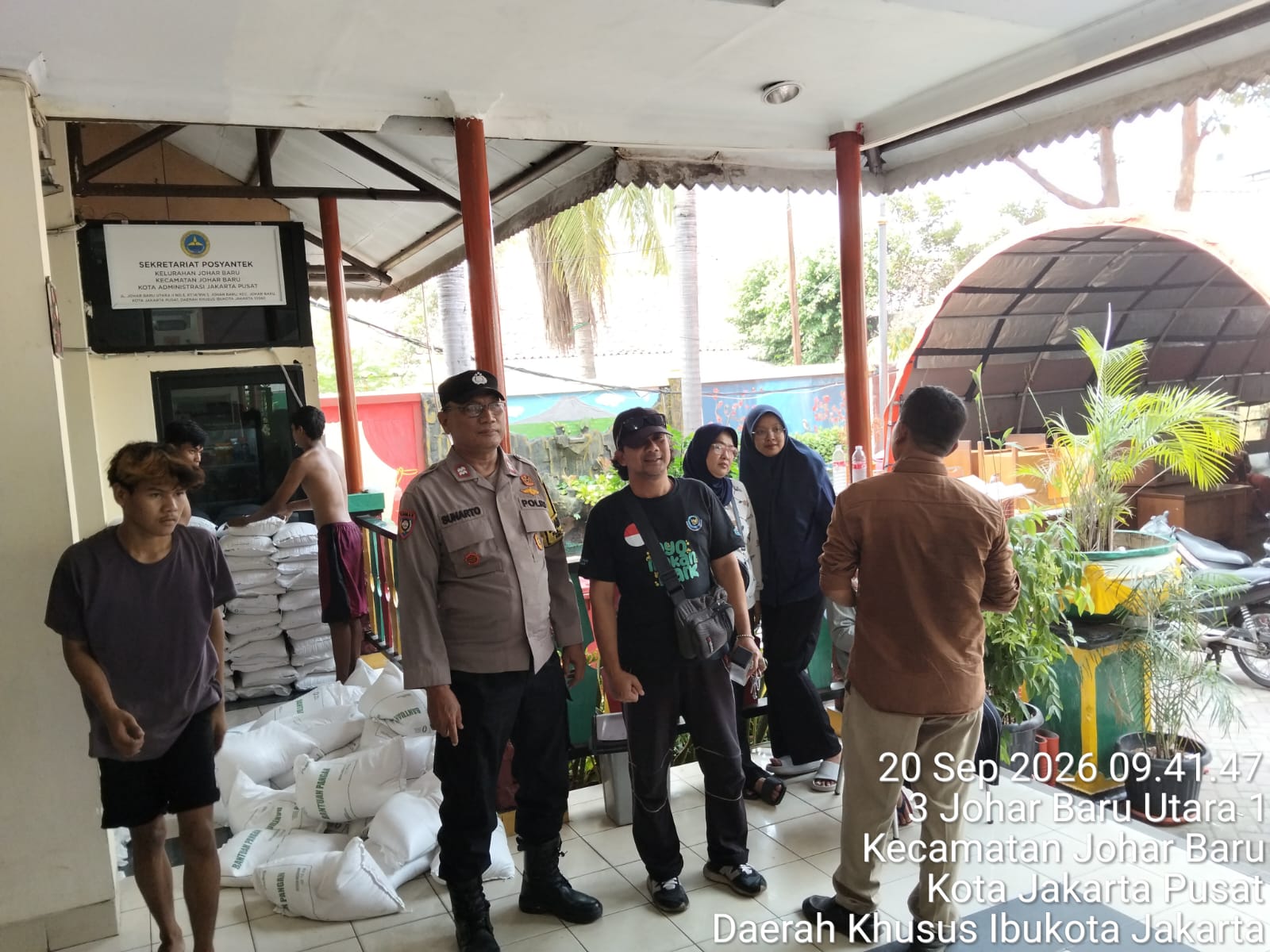 Bhabinkamtibmas Johar Baru Monitor Penurunan Beras Bulog di Kantor Kelurahan