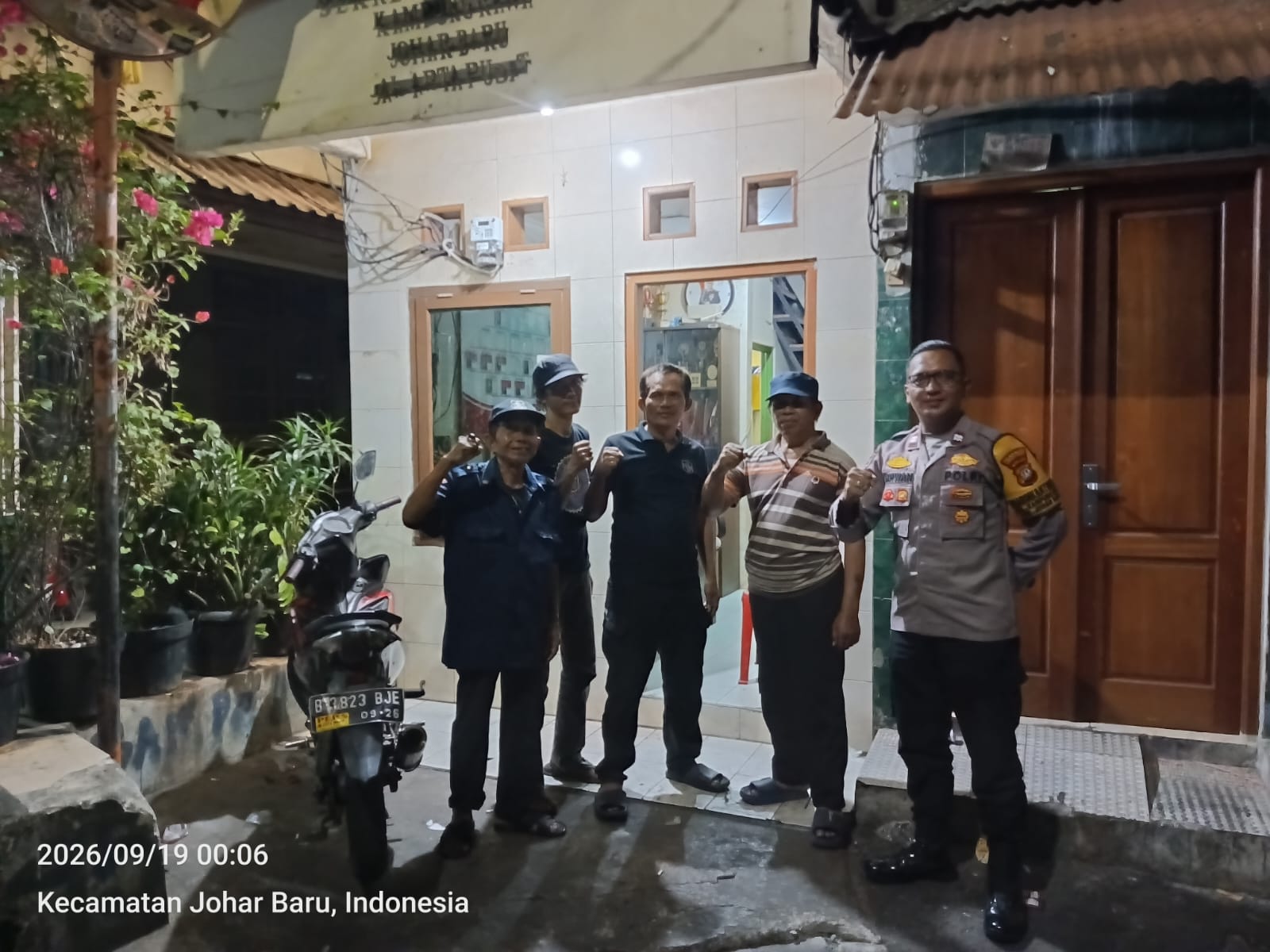 Dini Hari Sambangi Poskamling, Polsek Johar Baru Perkuat Kewaspadaan Warga Kampung Rawa