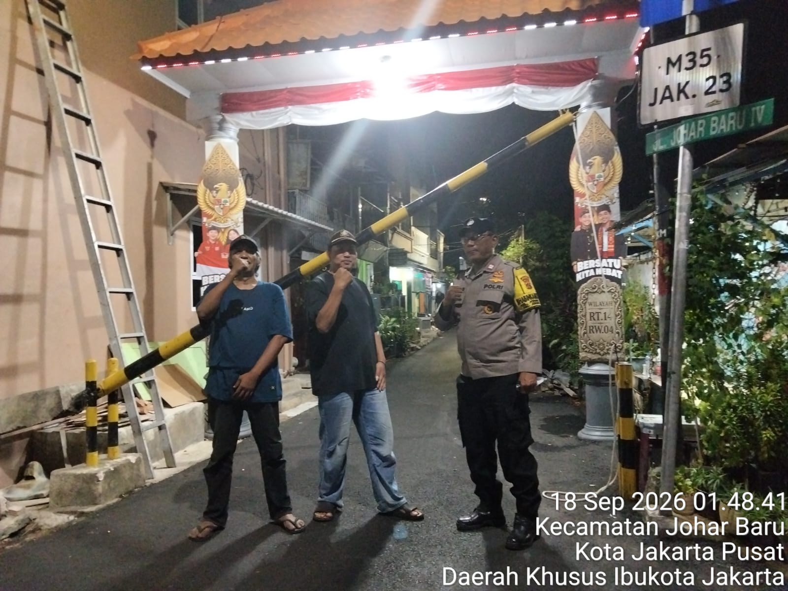 Sambangi Poskamling, Bhabinkamtibmas Johar Baru Ajak Warga Waspadai Kejahatan