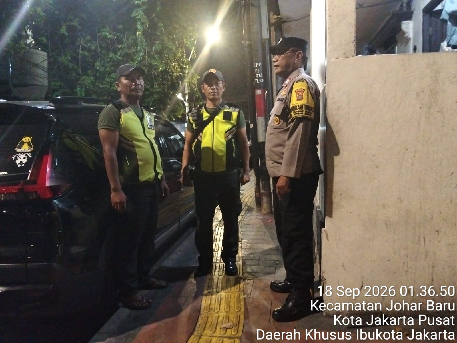 Perkuat Kewaspadaan Warga, Bhabinkamtibmas Johar Baru Sambangi Poskamling RW 07