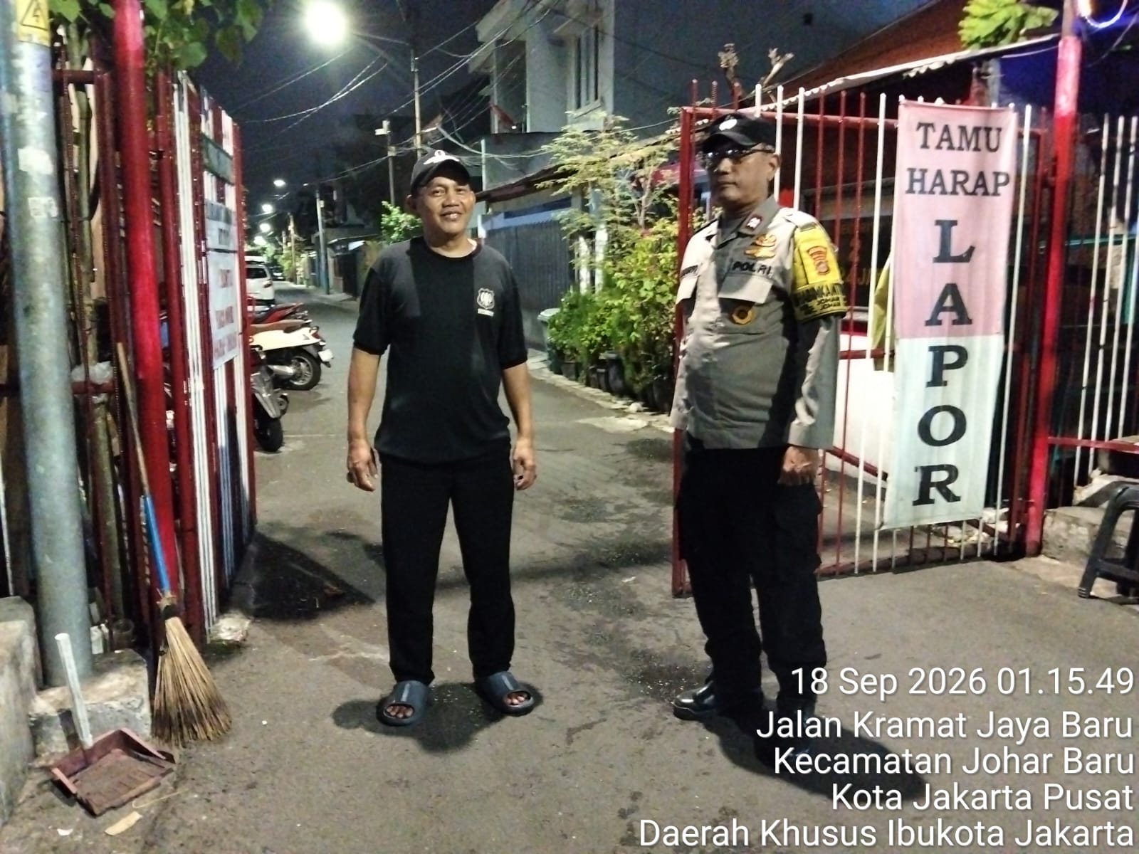 Waspada Kejahatan, Bhabinkamtibmas Johar Baru Sambangi Poskamling RT 15/RW 01