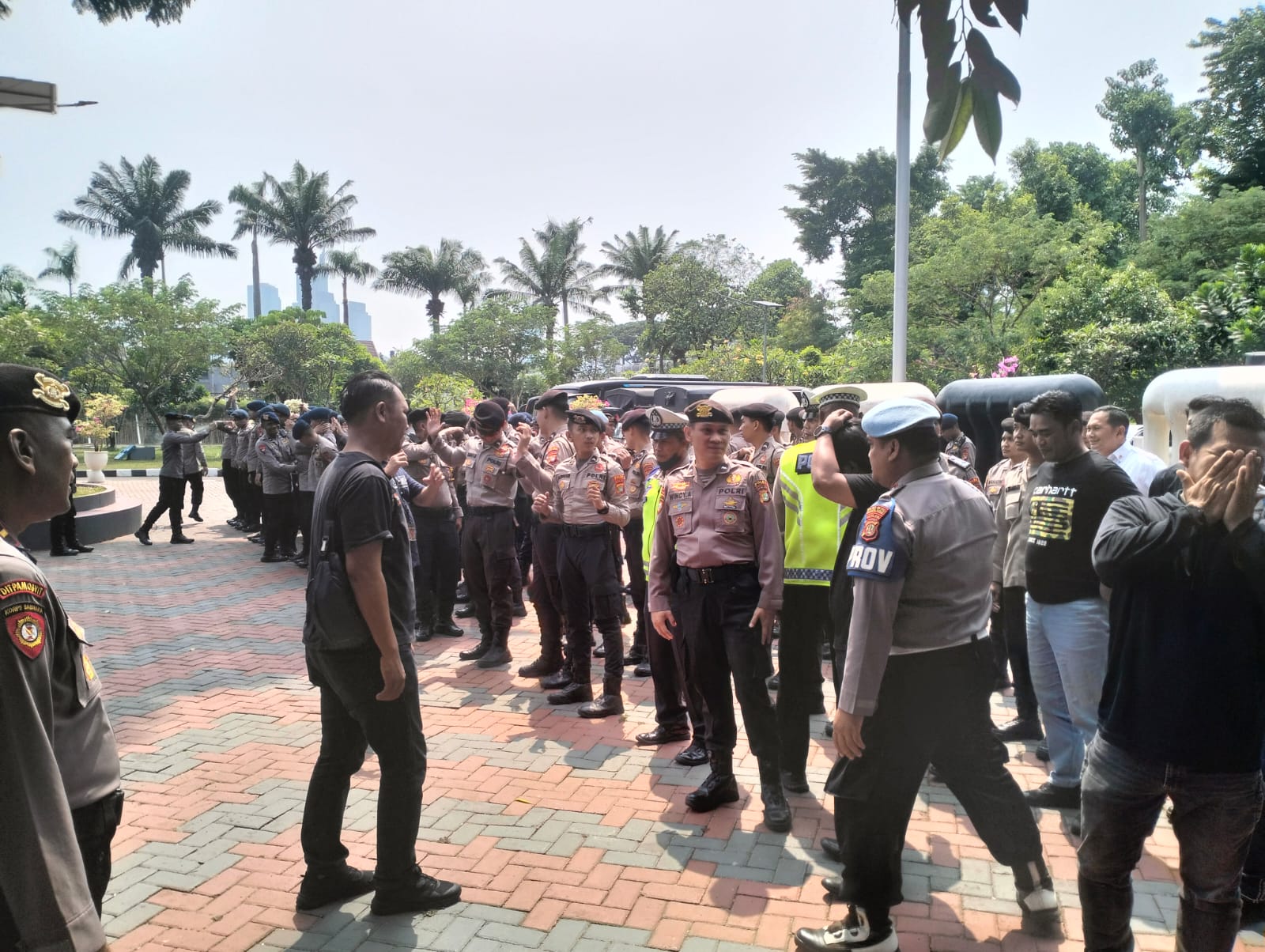 Polres Jakpus Menerjunkan 259 Personel Gabungan Amankan Aksi Unjuk Rasa di Gedung DPR/MPR RI