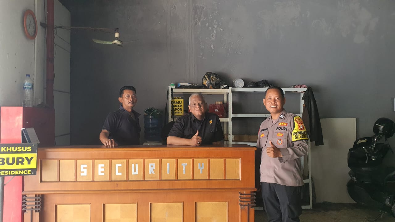 Bhabinkamtibmas Sambangi Satpam Pasar Baru, Sampaikan Pesan Kamtibmas