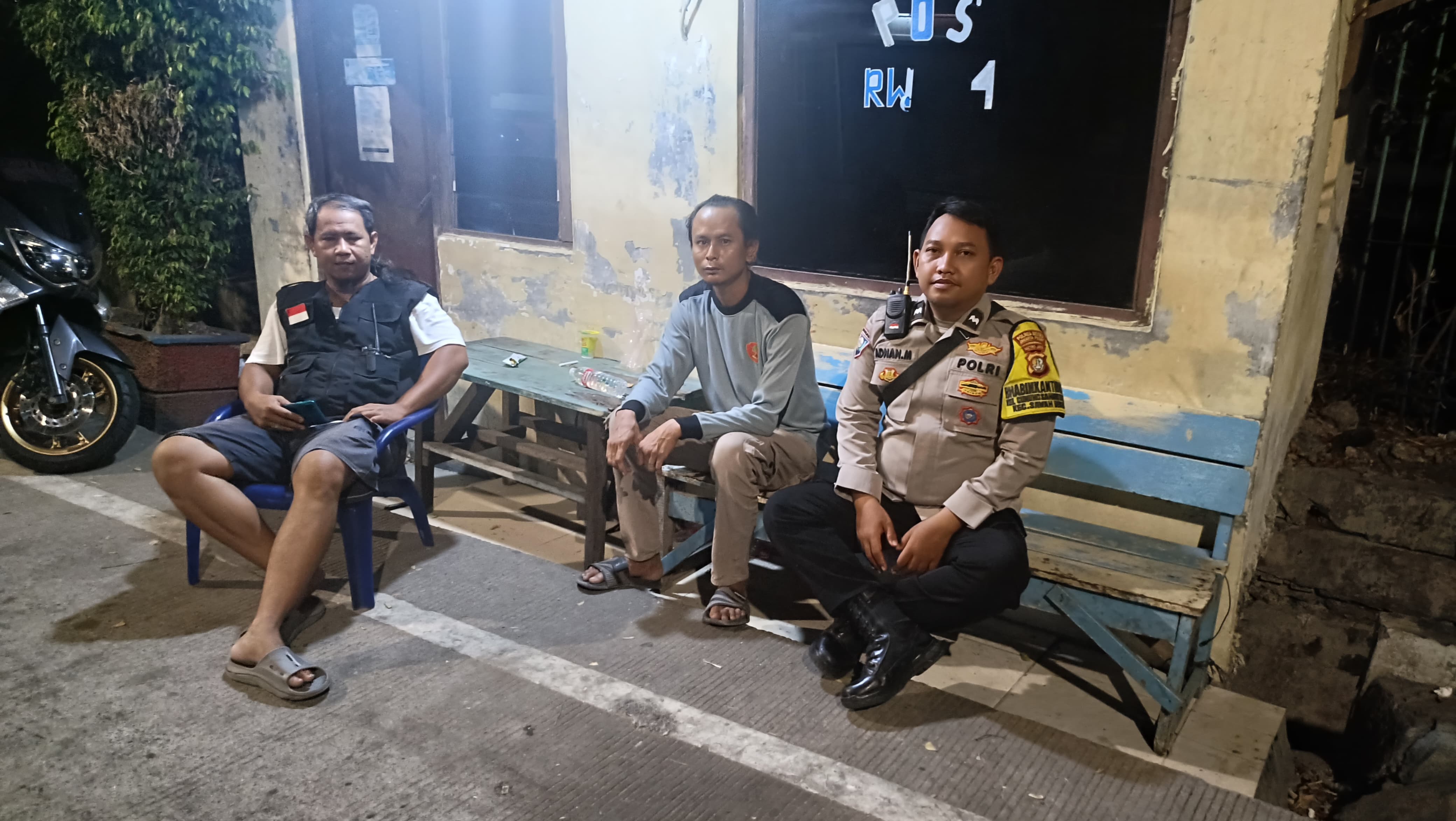 Sambang Malam Hari Bhabinkamtibmas Di Satkamling RW. 004 Ajak Warga Jaga Jakarta