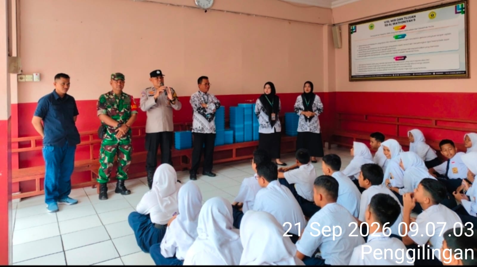 Polsek Cakung Goes to School, Polisi Ajak Pelajar SMP Al Wathoniyah 9 Jauhi Tawuran dan Narkoba