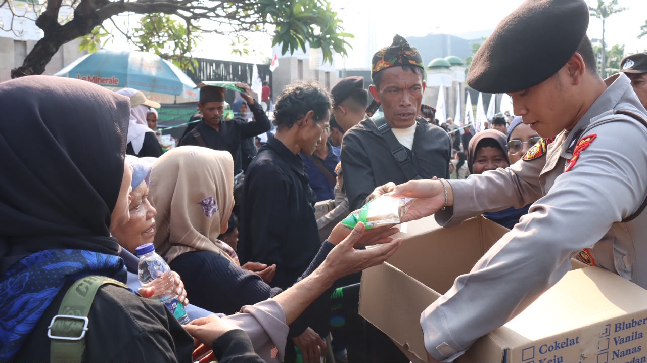 Wujud Kepedulian, Polri Bagikan Roti dan Air Mineral kepada Massa Aksi di Depan Gedung MPR/DPR RI