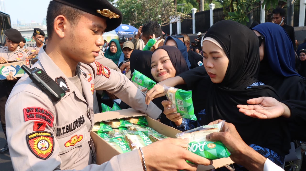 Polres Metro Jakarta Pusat Layani Aksi WALHI, Bagikan Roti dan Air Minum kepada Massa