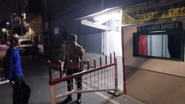 Jaga Kamtibmas Dini Hari, Bhabinkamtibmas Aktif Sambangi Pos Satkamling