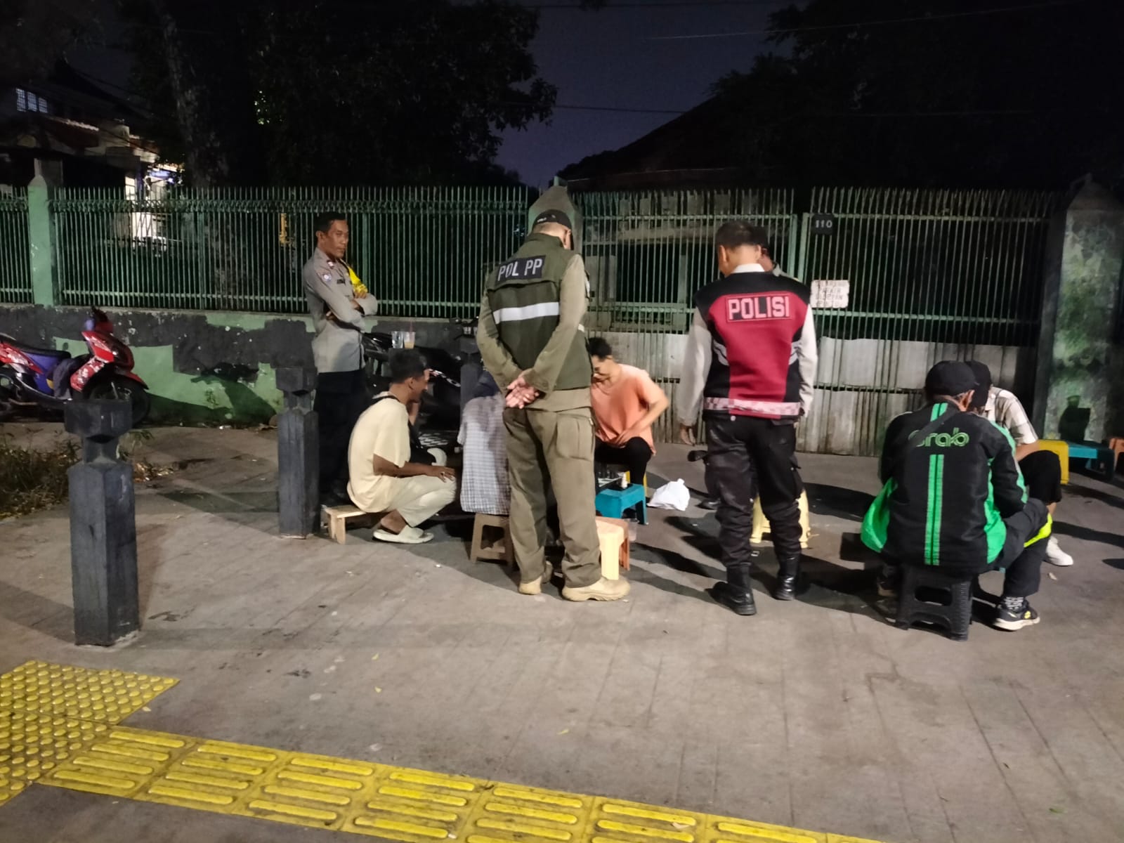 Polsek Senen dan Satpol PP Patroli Gabungan Cegah Gangguan Kamtibmas