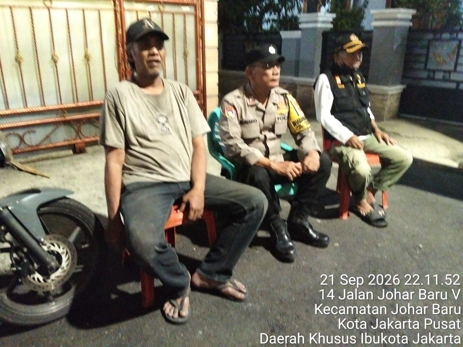 Perkuat Kewaspadaan, Polsek Johar Baru Dorong Warga Aktifkan Ronda Malam di RW 04