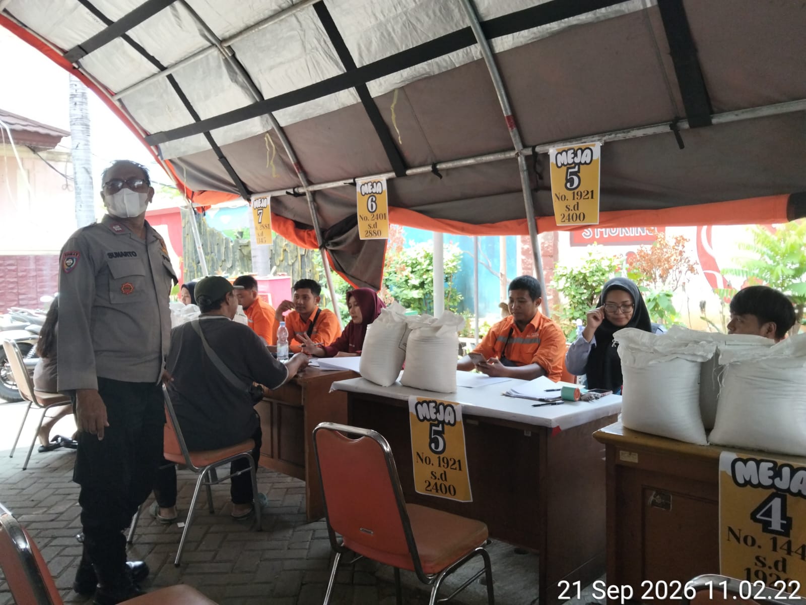 Monitoring Distribusi Bantuan Pangan Bulog, Polsek Johar Baru Pastikan Penyaluran Berjalan Tertib