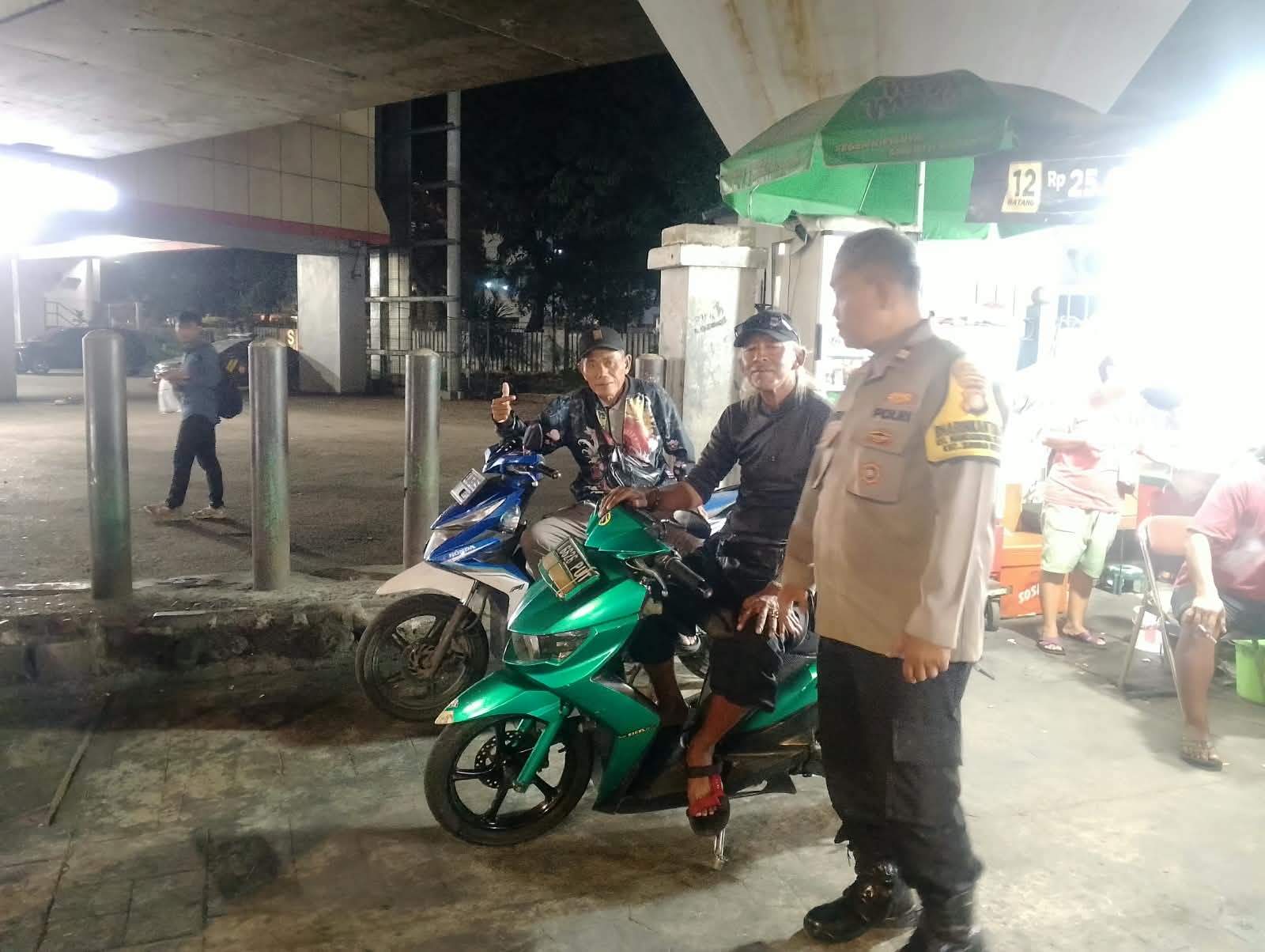 Di Pemukiman Mangga Dua Selatan” Bhabinkamtibmas Perkuat Patroli Malam Cegah Tawuran