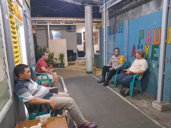 Jaga Kerukunan dan Keamanan, Bhabinkamtibmas Rawasari Temui Ketua RW