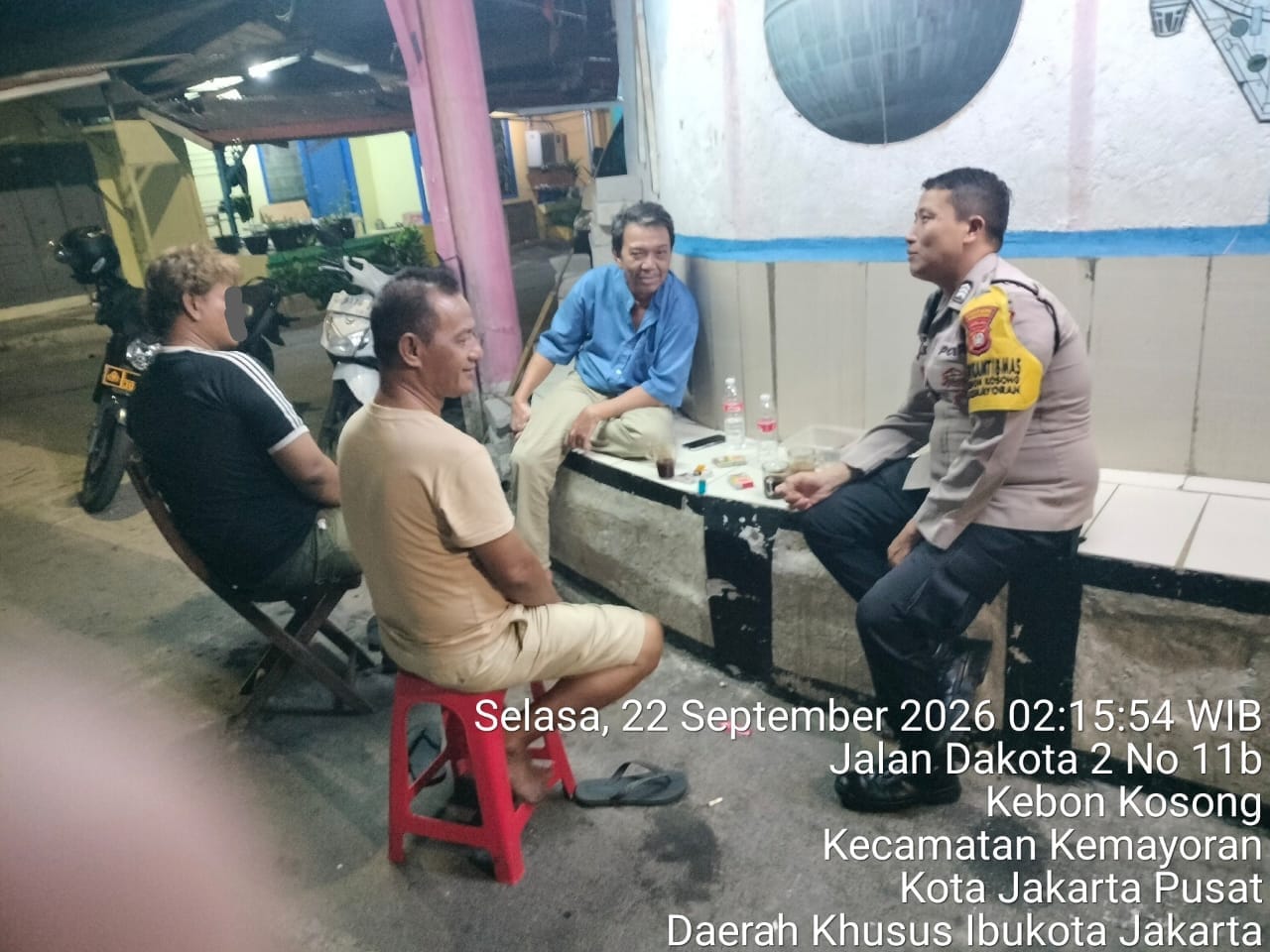 Monitoring Siskamling Dini Hari, Bhabinkamtibmas Kebon Kosong Ajak Warga Cegah Curanmor dan Tawuran
