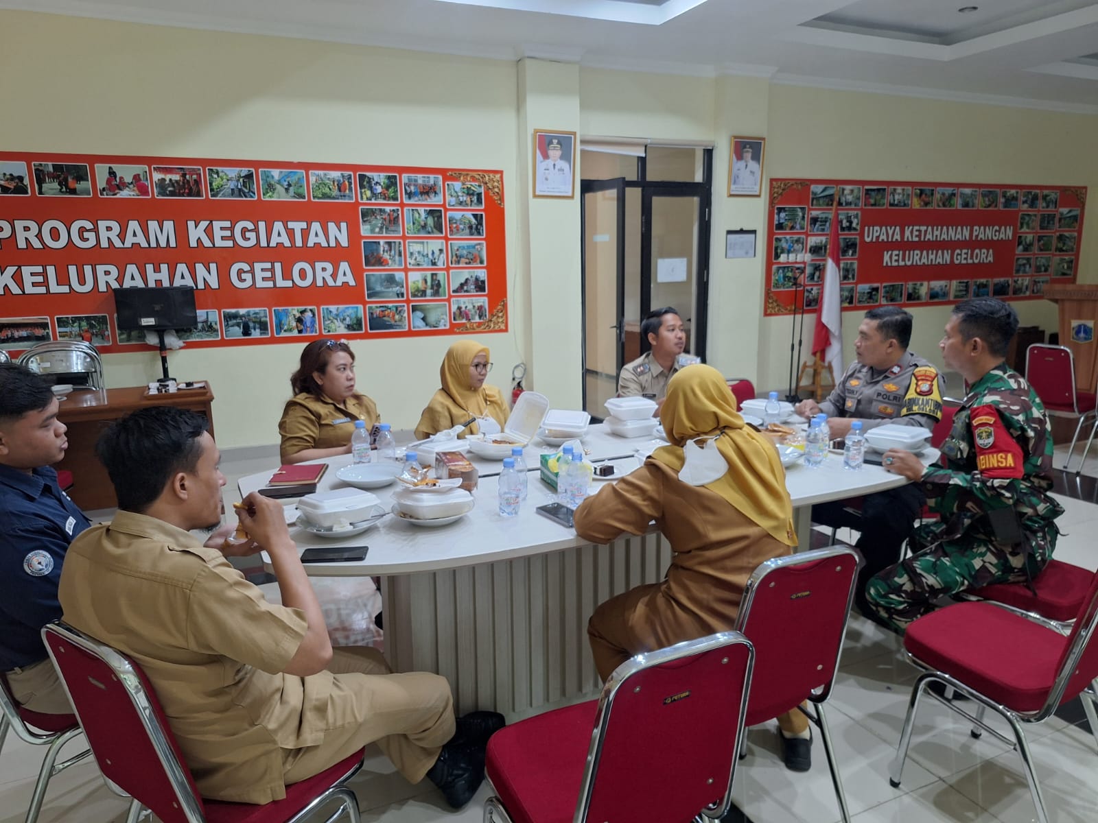 Bhabinkamtibmas Bersama Tiga Pilar Gelora Perkuat Sinergi, Bahas Evaluasi Kinerja dan Pelayanan Masyarakat