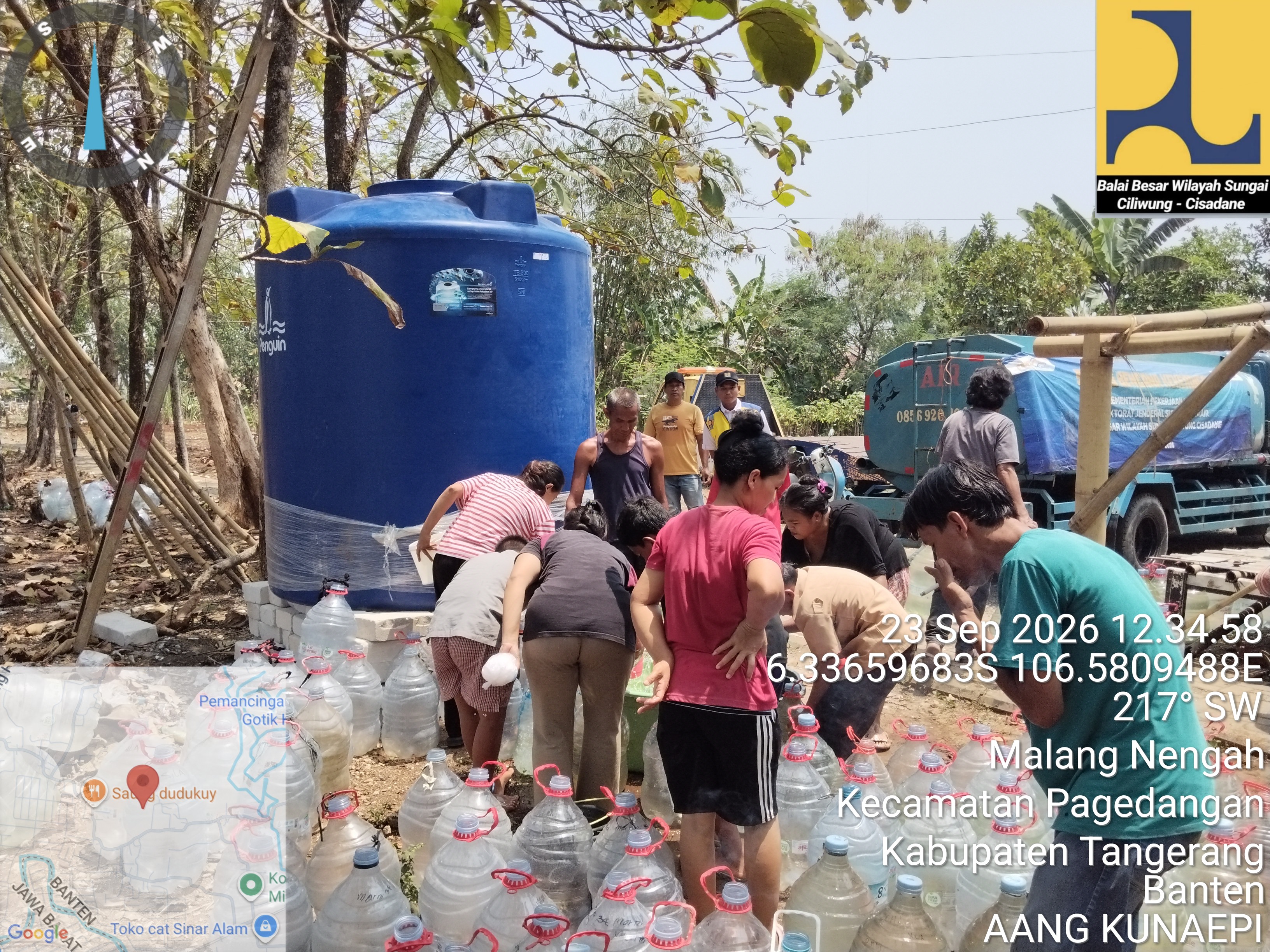 Koramil 03/Legok Salurkan Air Bersih dan Serahkan Toren kepada Warga Terdampak Kemarau
