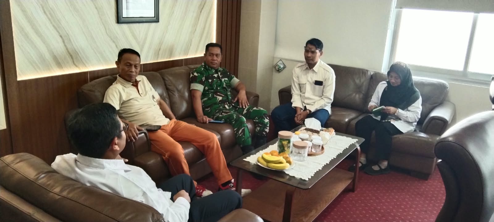 Pgs. Danramil Legok Ajak BBPMP Mektan dan Kades Cari Solusi Sampah Desa