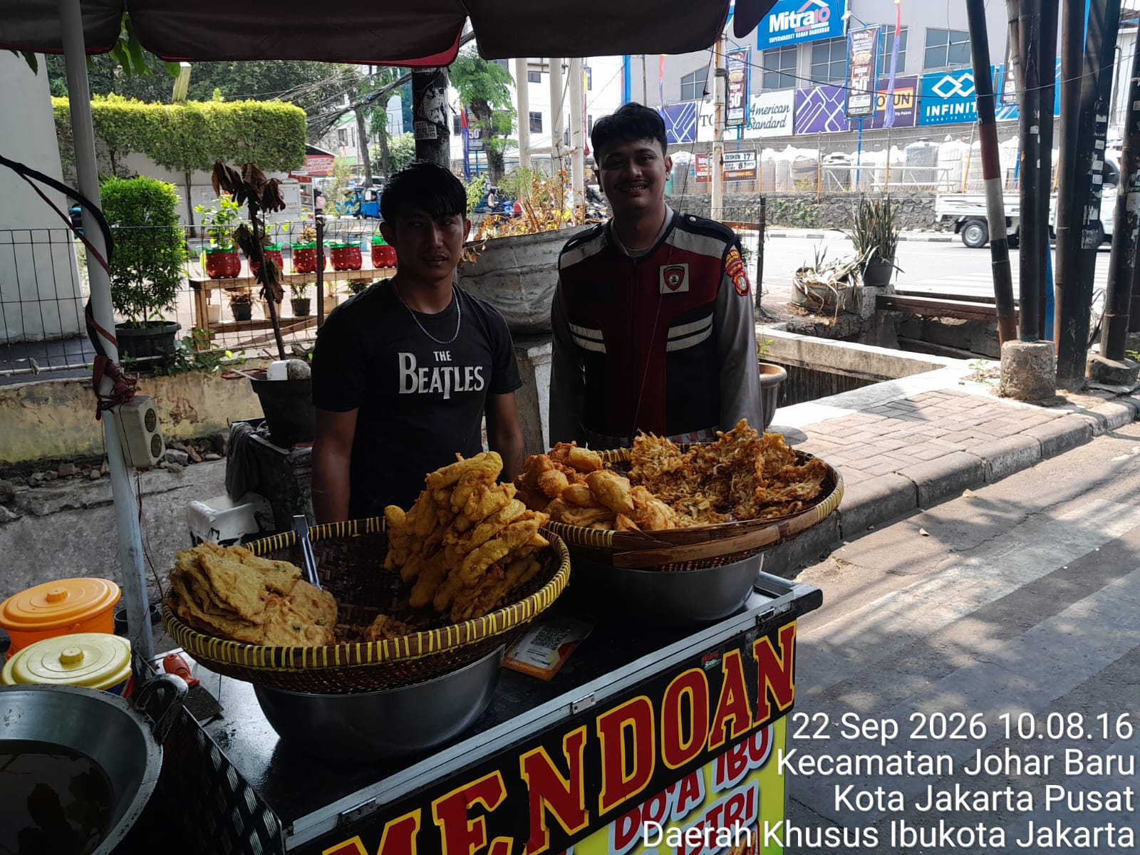 Pedagang Keliling Jadi Sasaran Patroli Jalan Kaki Unit Samapta Polsek Johar Baru
