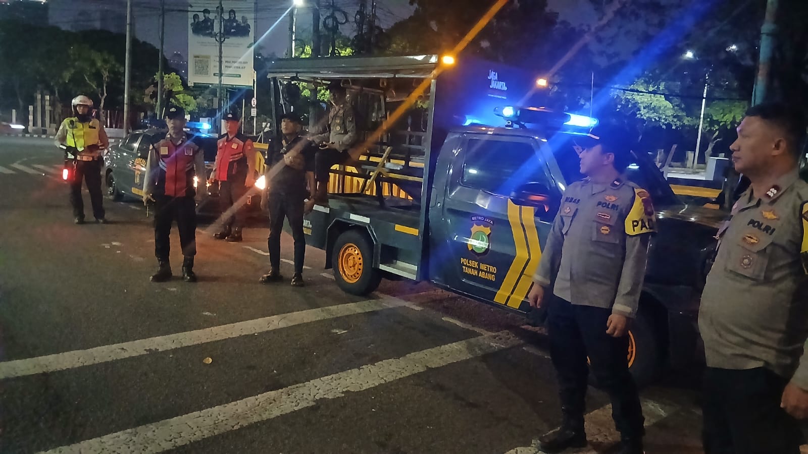 Pastikan Warga Nyaman Beraktivitas, Polsek Metro Tanah Abang Gelar Patroli Malam