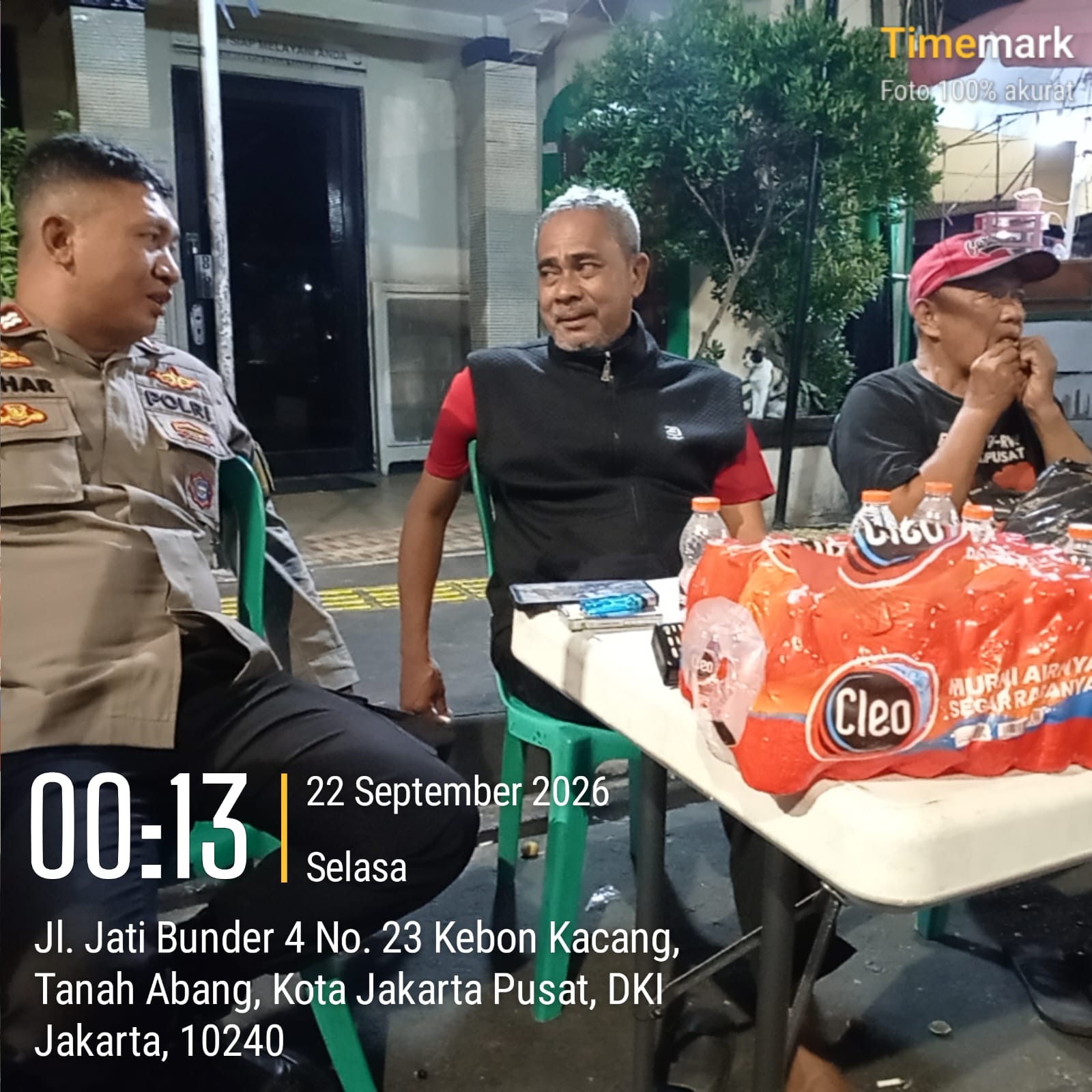 Sambangi Poskamling RW 09 Bersama Ketua RW dan Warga Dini Hari, Bhabinkamtibmas Kebon Kacang Ajak Warga Perkuat Keamanan Lingkungan