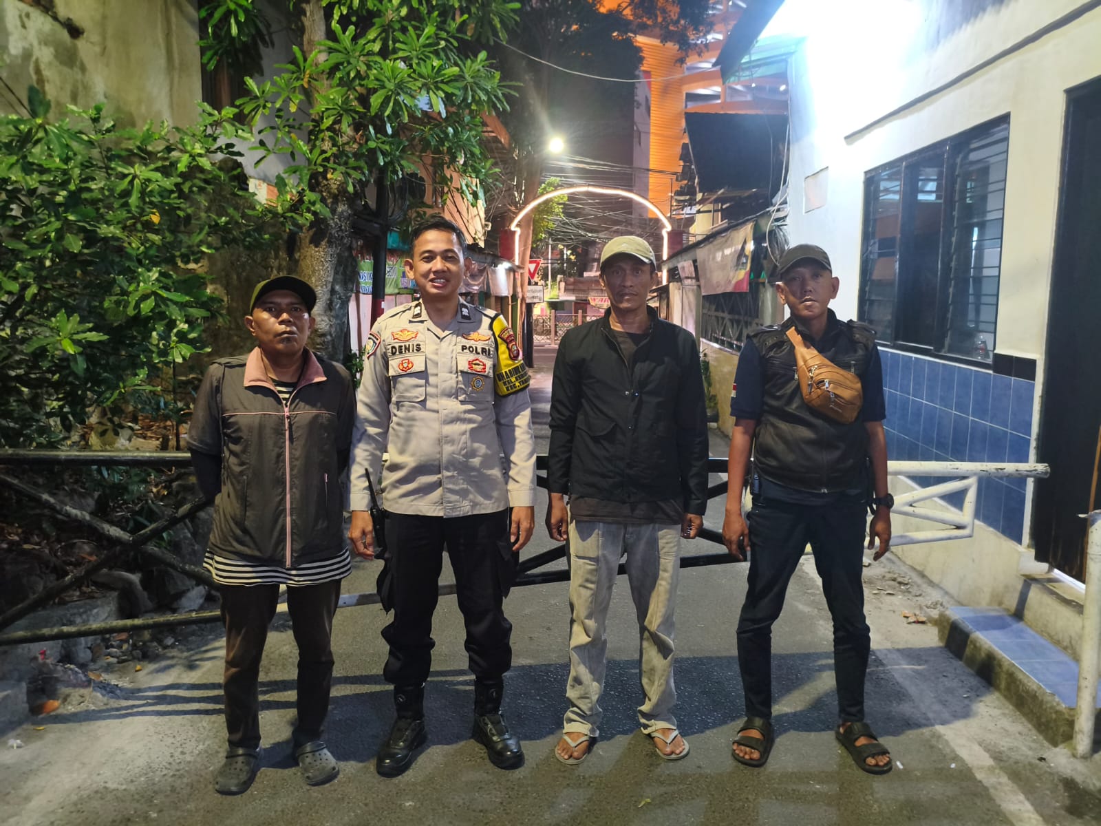 Sambangi Satkamling Dini Hari, Bhabinkamtibmas Kebon Melati Ajak Warga Bersama Jaga Keamanan Lingkungan