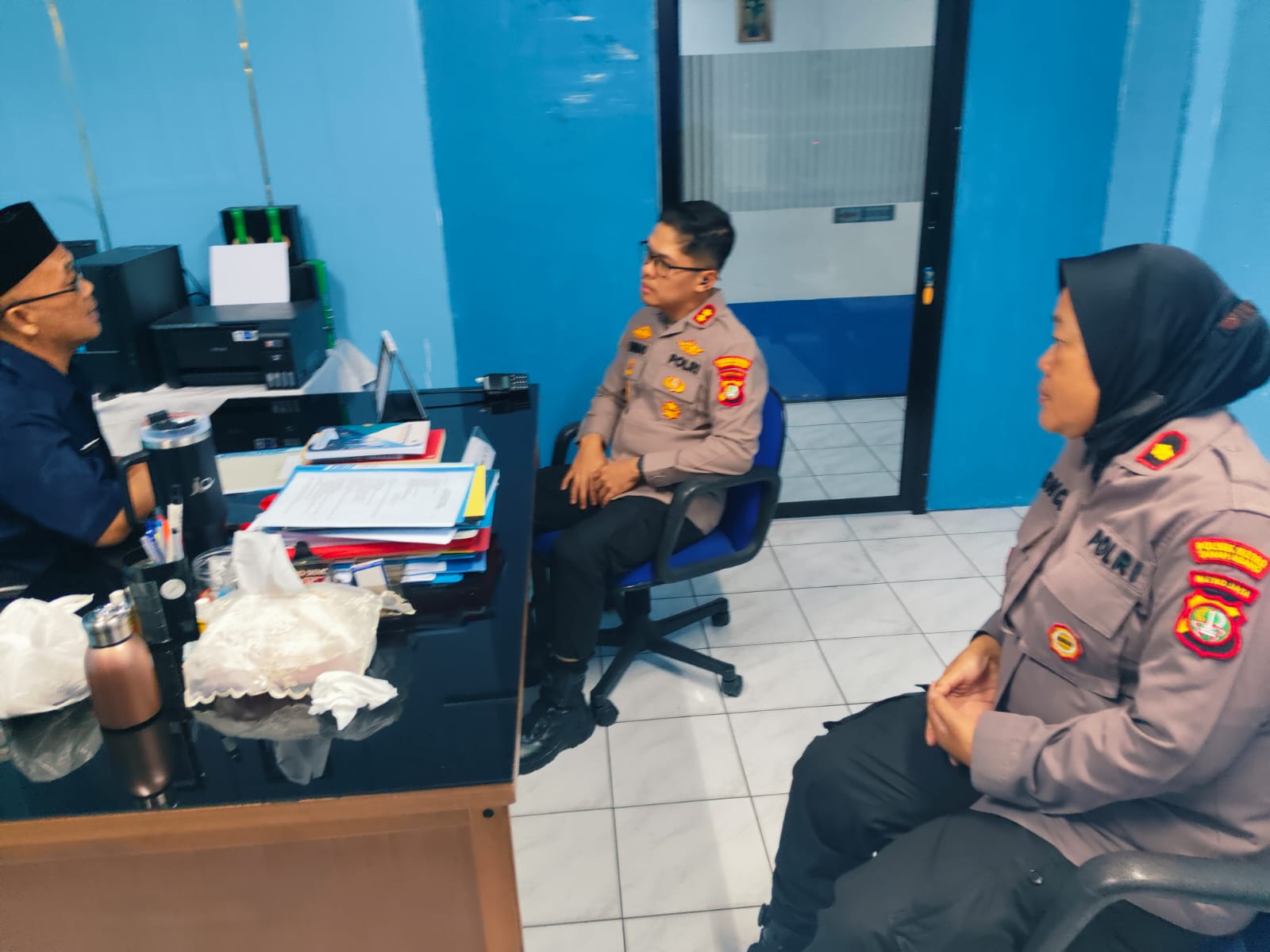 Kapolsek Metro Tanah Abang Dekatkan Diri dengan Pelajar, Dorong Generasi Muda Tetap Semangat Belajar