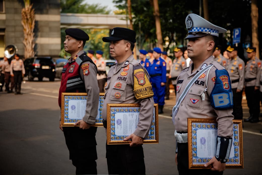 Kapolda Metro Jaya Berikan Penghargaan kepada Tiga Anggota yang Berdedikasi Bantu Masyarakat