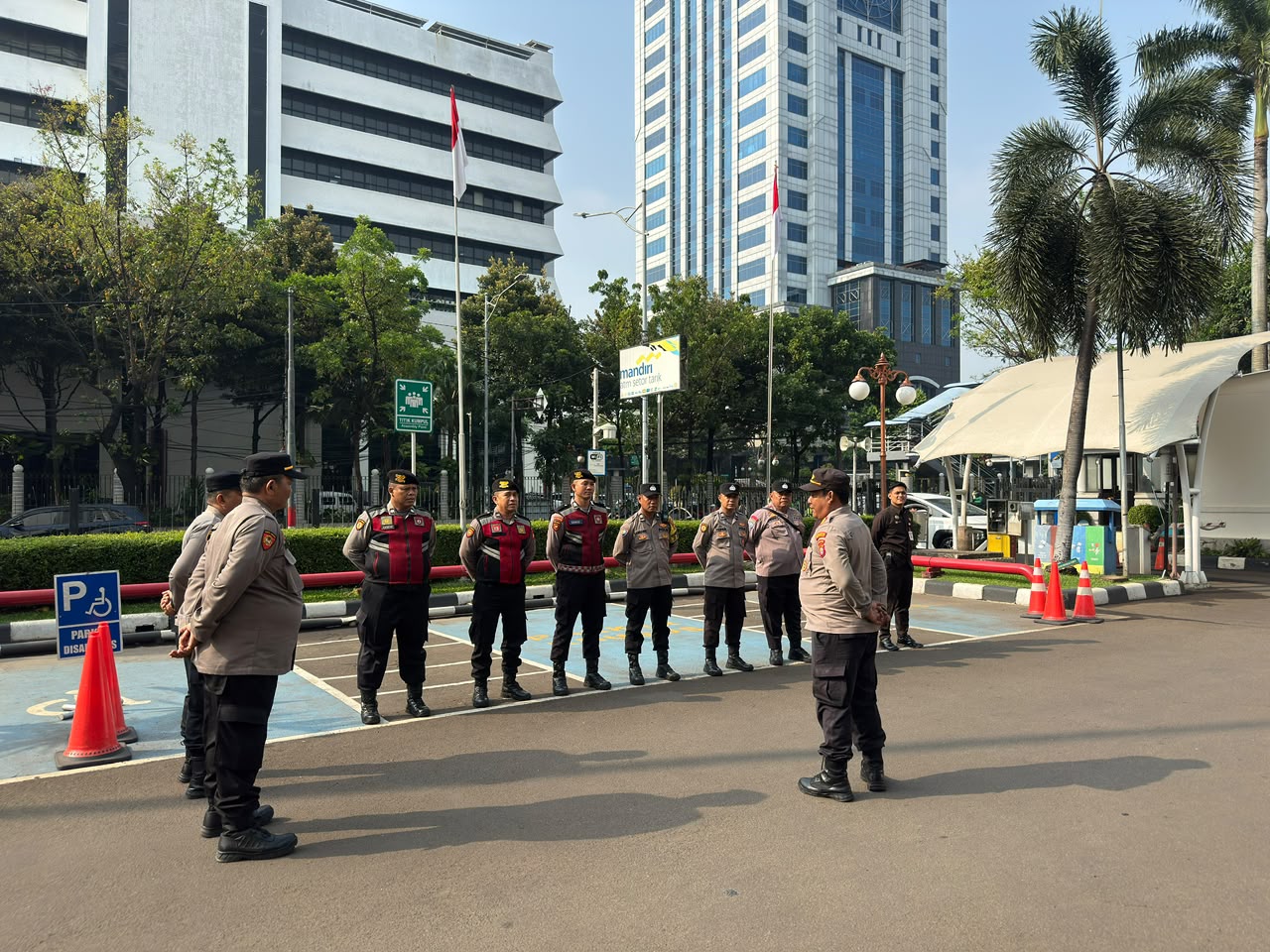 Polres Metro Jakarta Pusat Gelar Apel Pelayanan Aksi Unjuk Rasa di Kantor OJK