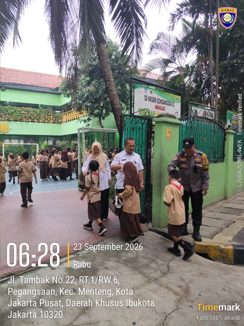 Police Go To School, Polres Metro Jakarta Pusat Pantau Murid Masuk Sekolah di SDN Gondangdia 03