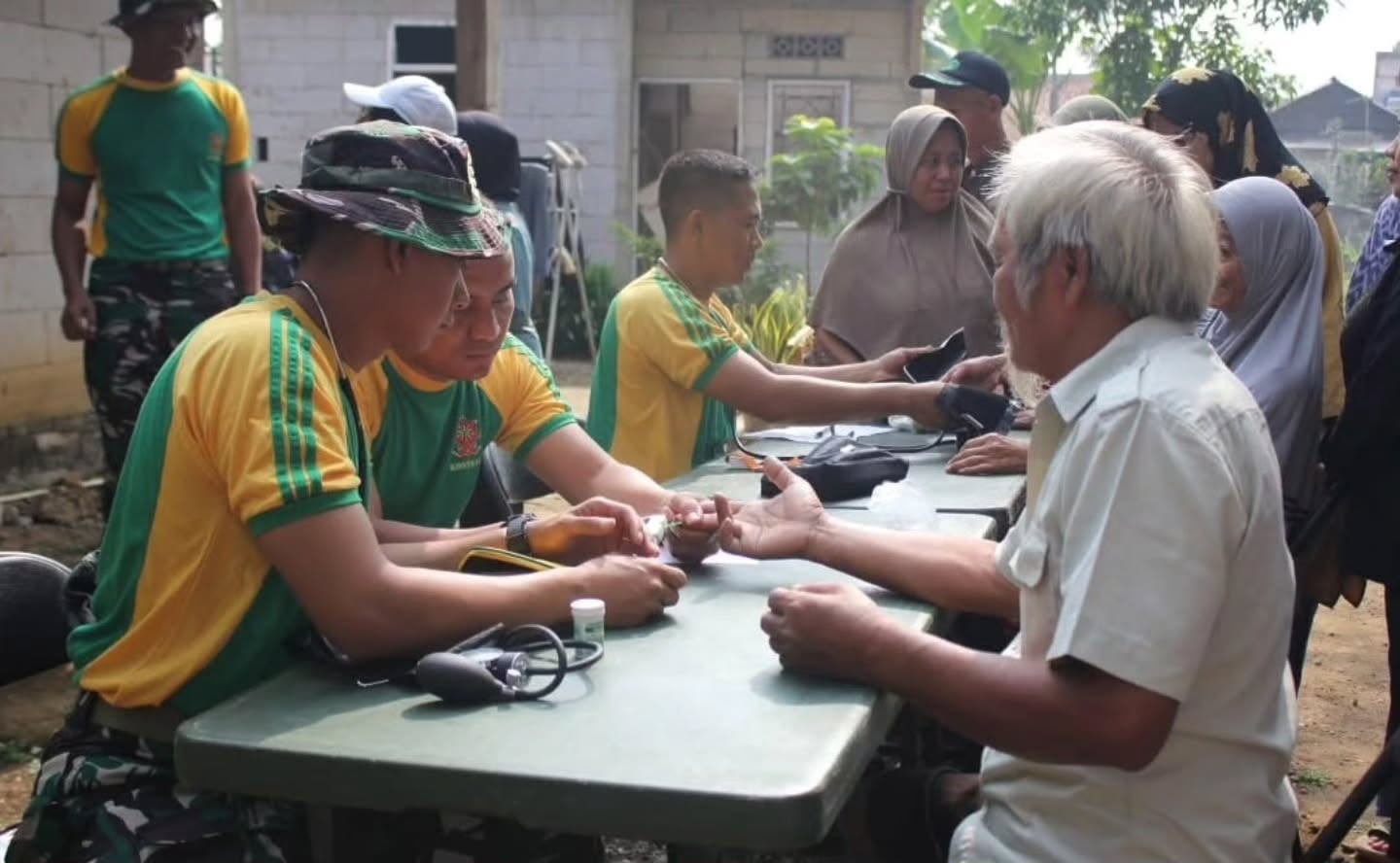 Yonkes 1 Kostrad Gelar Bakti Sosial Kesehatan dan Dirikan Rumah Sakit Lapangan Sambut HUT ke-81 TNI
