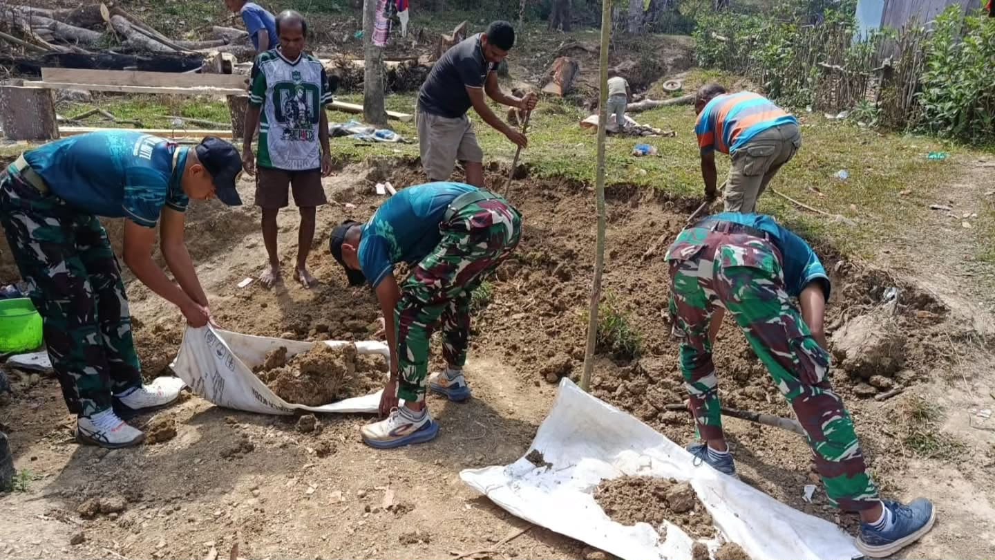 Gotong Royong Bersama Warga, Yonarmed 12 Kostrad Bantu Bangun Rumah di Perbatasan