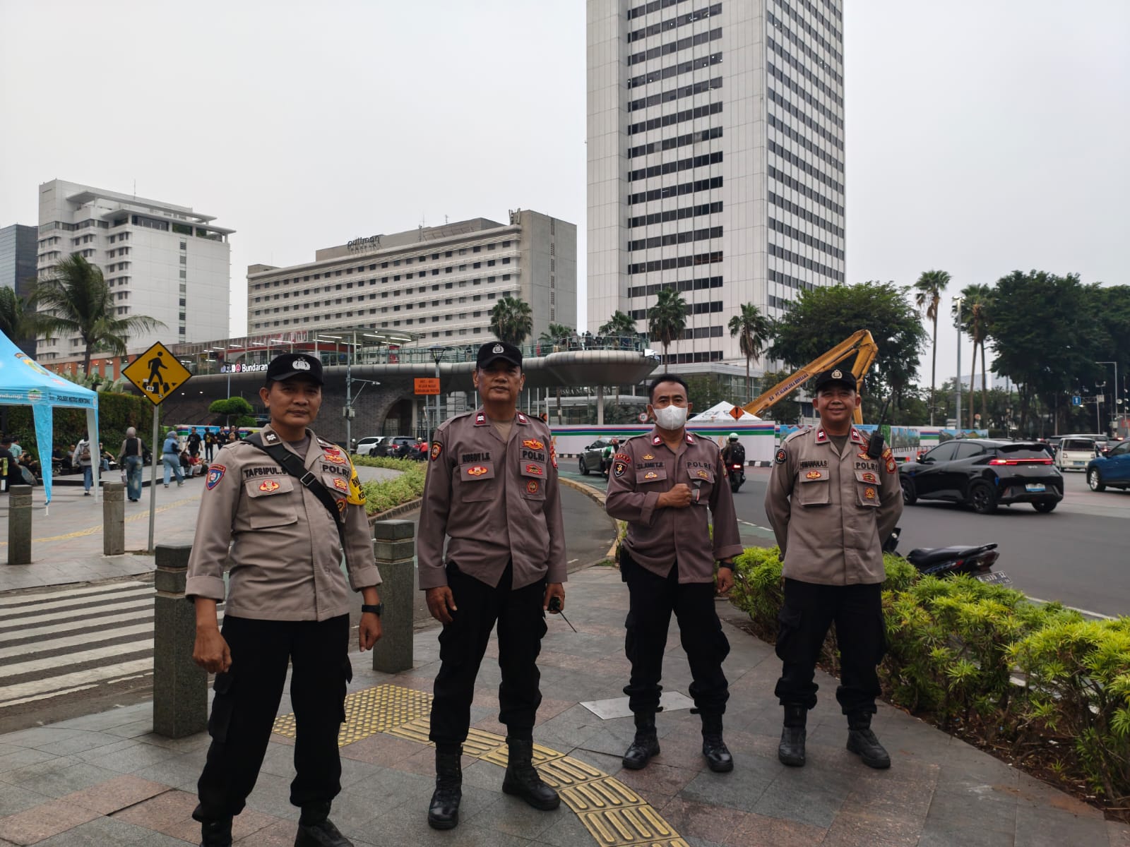Polisi Ingatkan Pengguna Jalan MH Thamrin Waspadai Pencurian Saat Menggunakan Ponsel