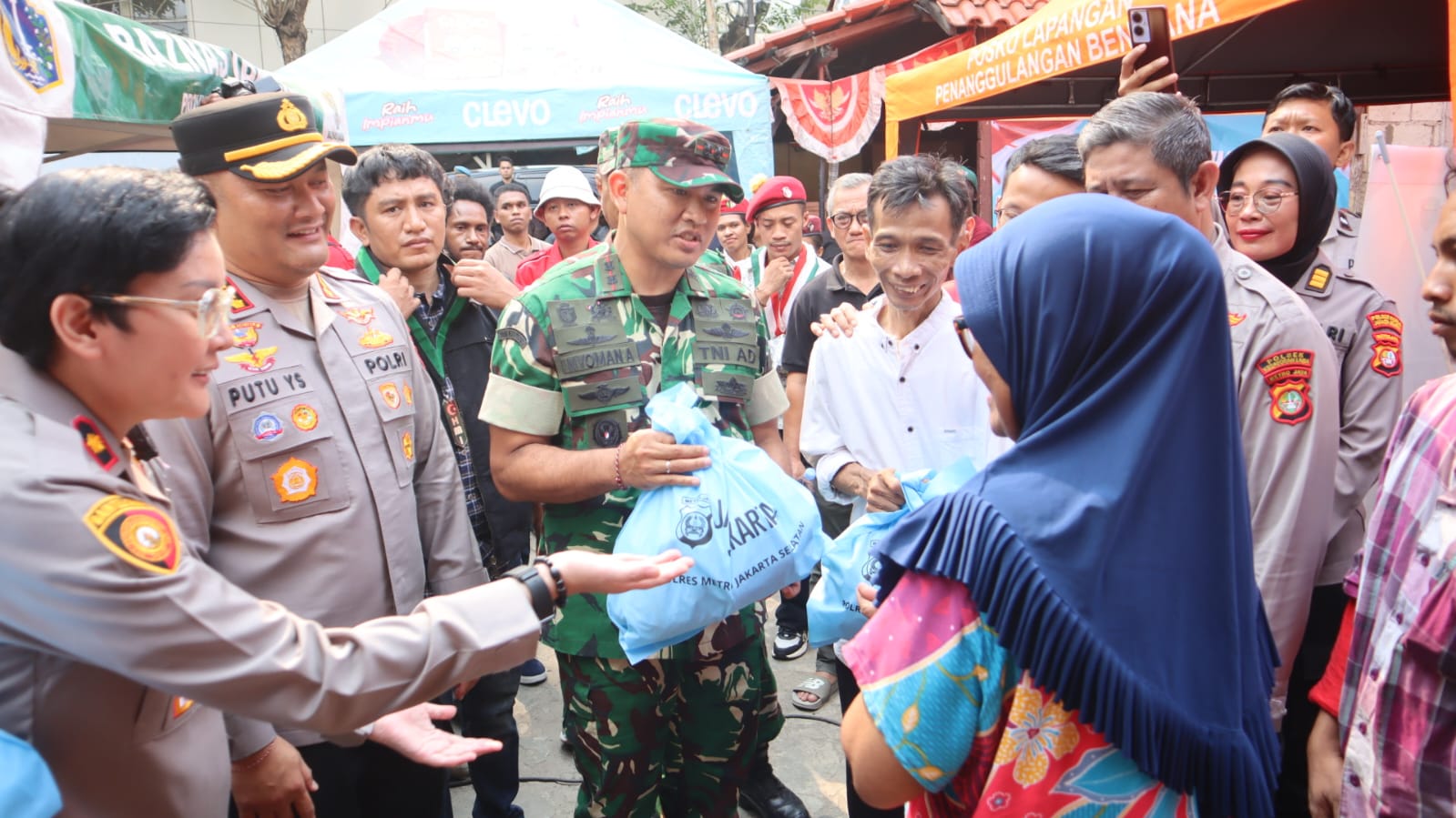 PEDULI SESAMA, KODIM 0504/JAKARTA SELATAN BERIKAN BANTUAN KEPADA KORBAN KEBAKARAN DI KEBAYORAN LAMA