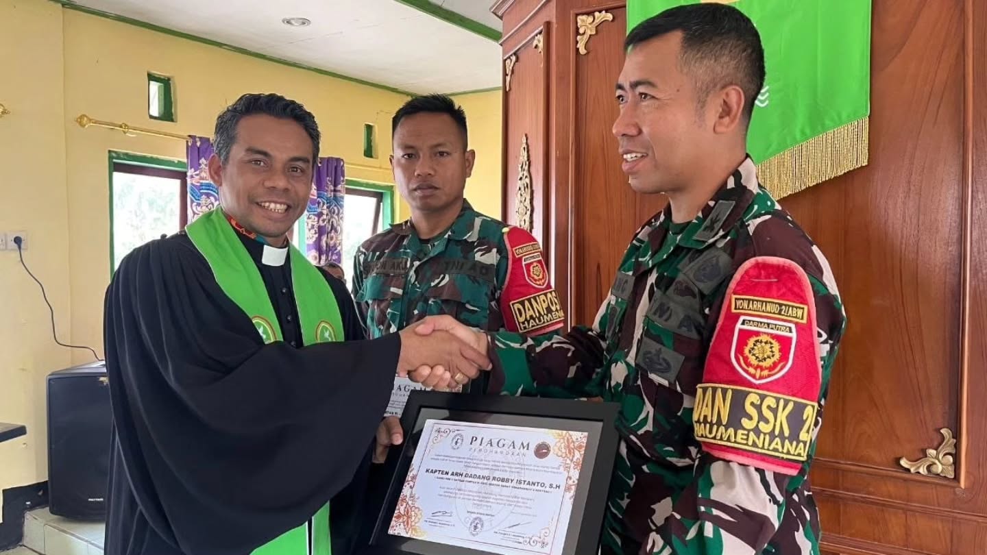 Satgas Pamtas Yonarhanud 2 Kostrad Renovasi dan Resmikan Rumah Pastor GMIT Haumeniana
