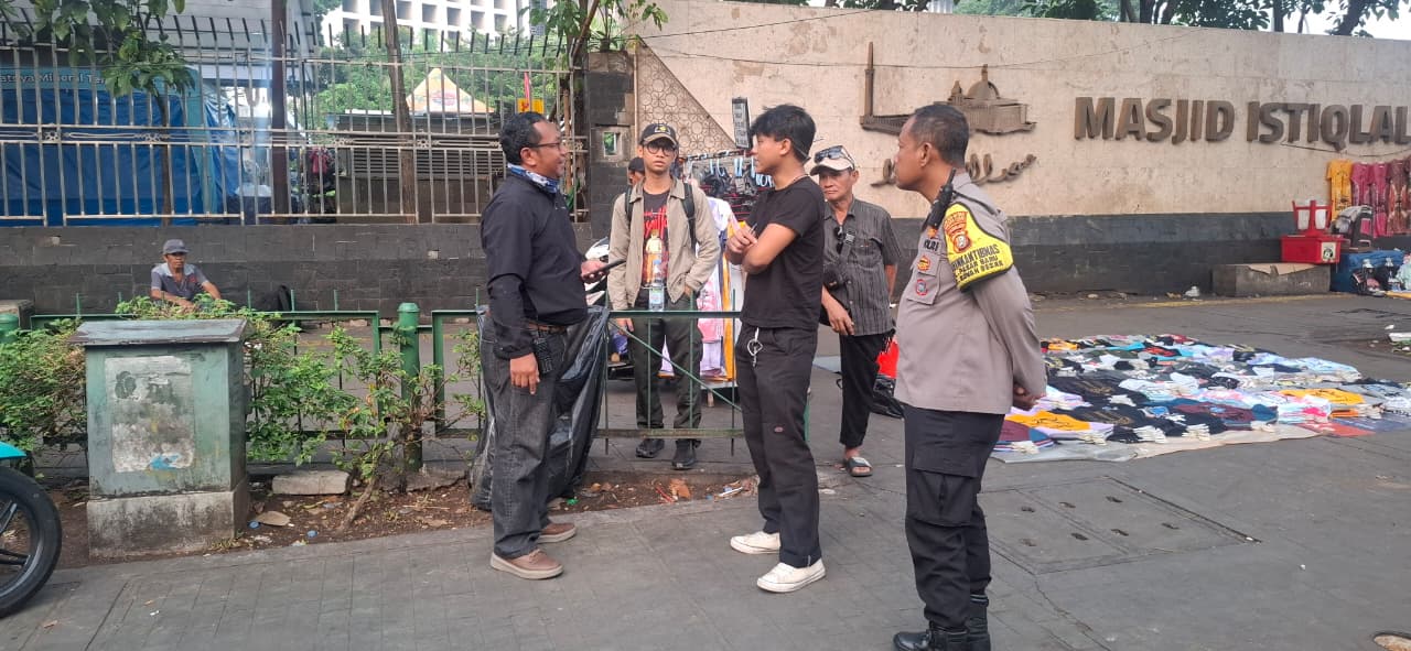 Pelayan Dini Hari Polsek Sawah Besar Pantau Titik Kumpul Massa Aksi di Masjid Istiqlal
