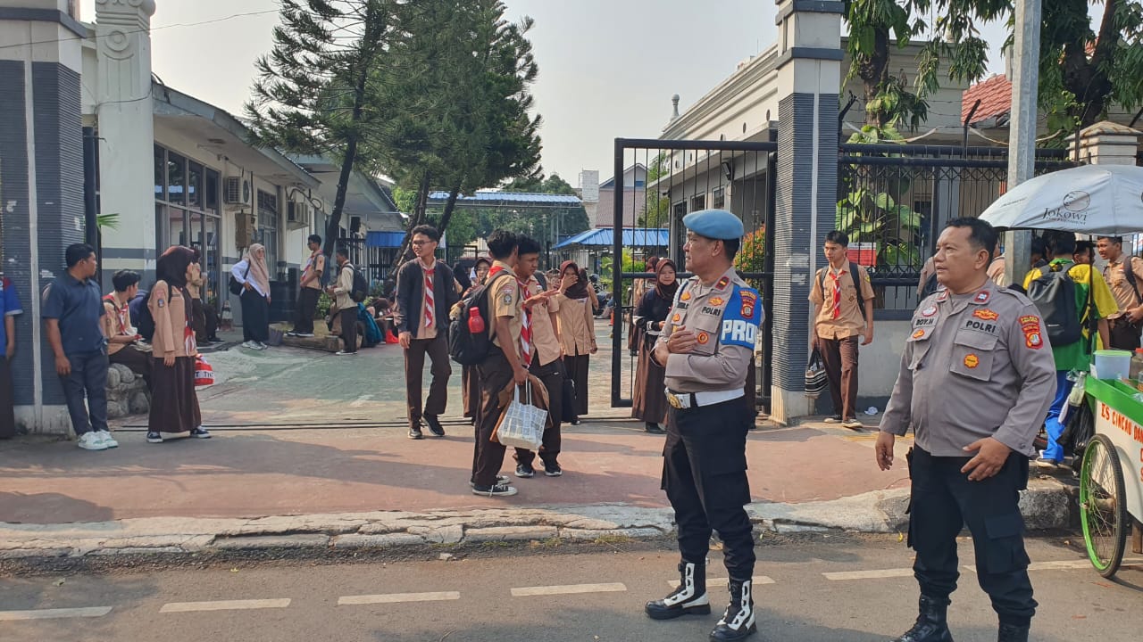 Peran Aktif Polisi Penampingi Pelajar Saat Bubaran Sekolah di SMA N 1 Jakarta Pasar Baru Sawah Besar