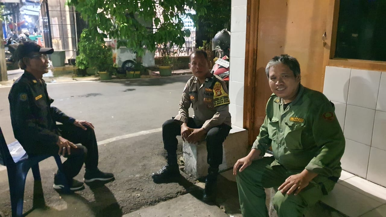 Polisi dan Awak Kamling Serta Warga Bersama Jaga Kamtibmas di Pemukiman Pasar Baru