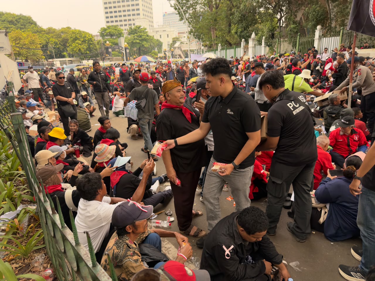 Di Tengah Pelayanan Penyampaian Pendapat, Satgas Gakkum Polda Metro Jaya Bagikan Roti dan Minuman