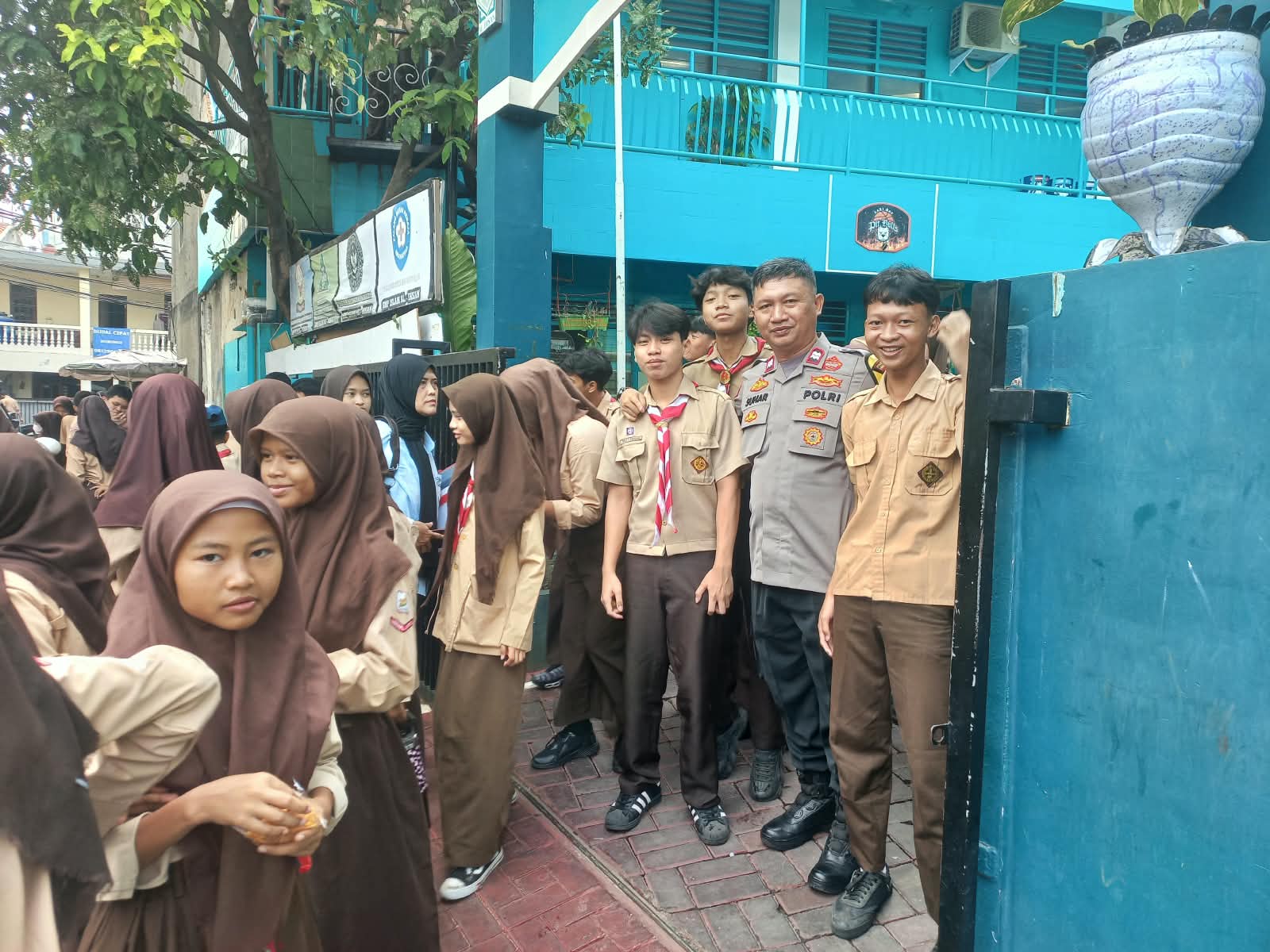 Bhabinkamtibmas Kebon Kacang Sambangi SMK Al Ihsan, Ajak Pelajar Jauhi Tawuran dan Narkoba