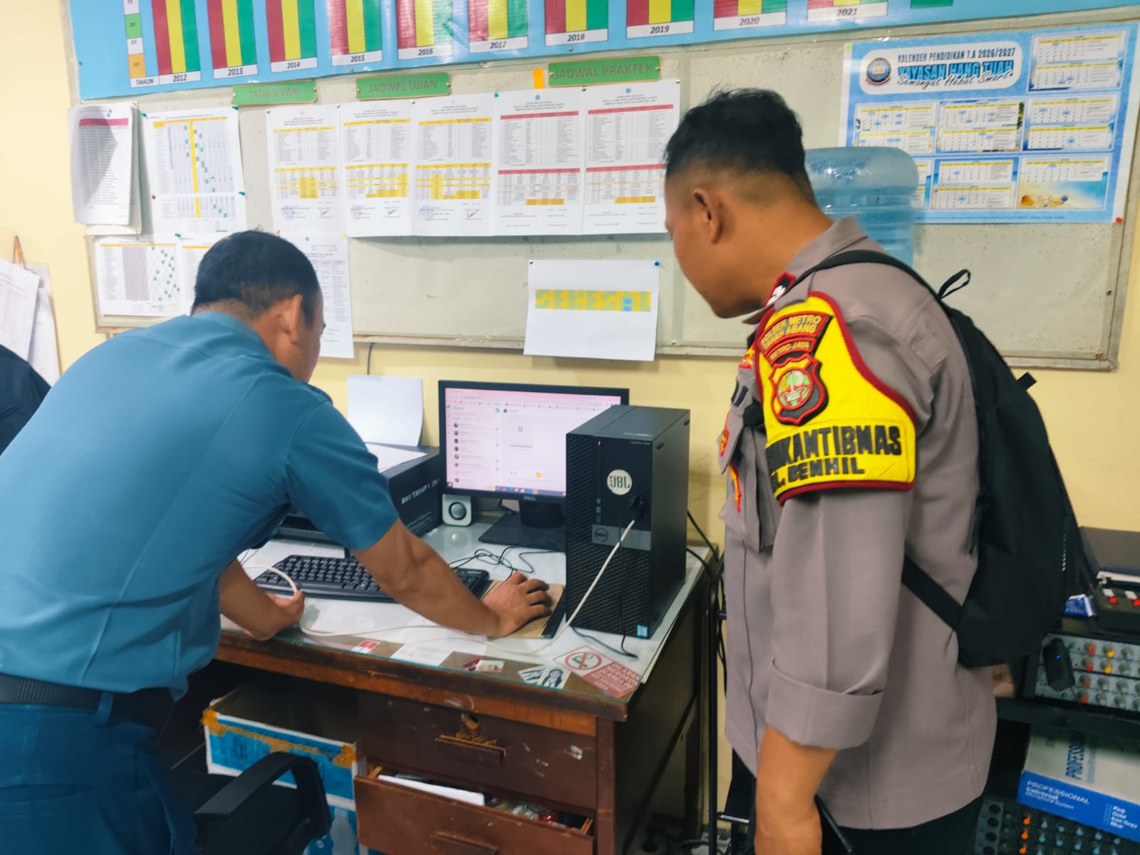 Bhabinkamtibmas Sambangi Sekolah di Bendungan Hilir, Sampaikan Imbauan Kamtibmas Melalui Audio Speaker