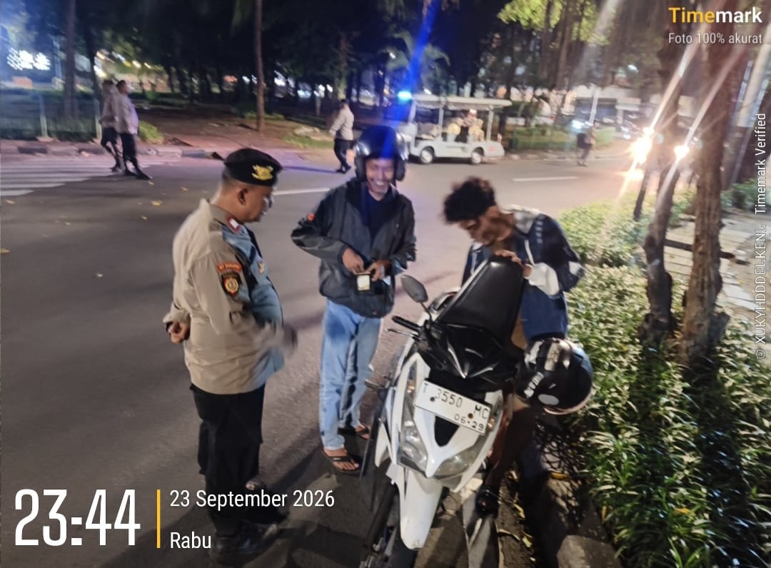 Cegah Kejahatan Dini Hari, Polisi Periksa Pengendara di Kawasan Menteng