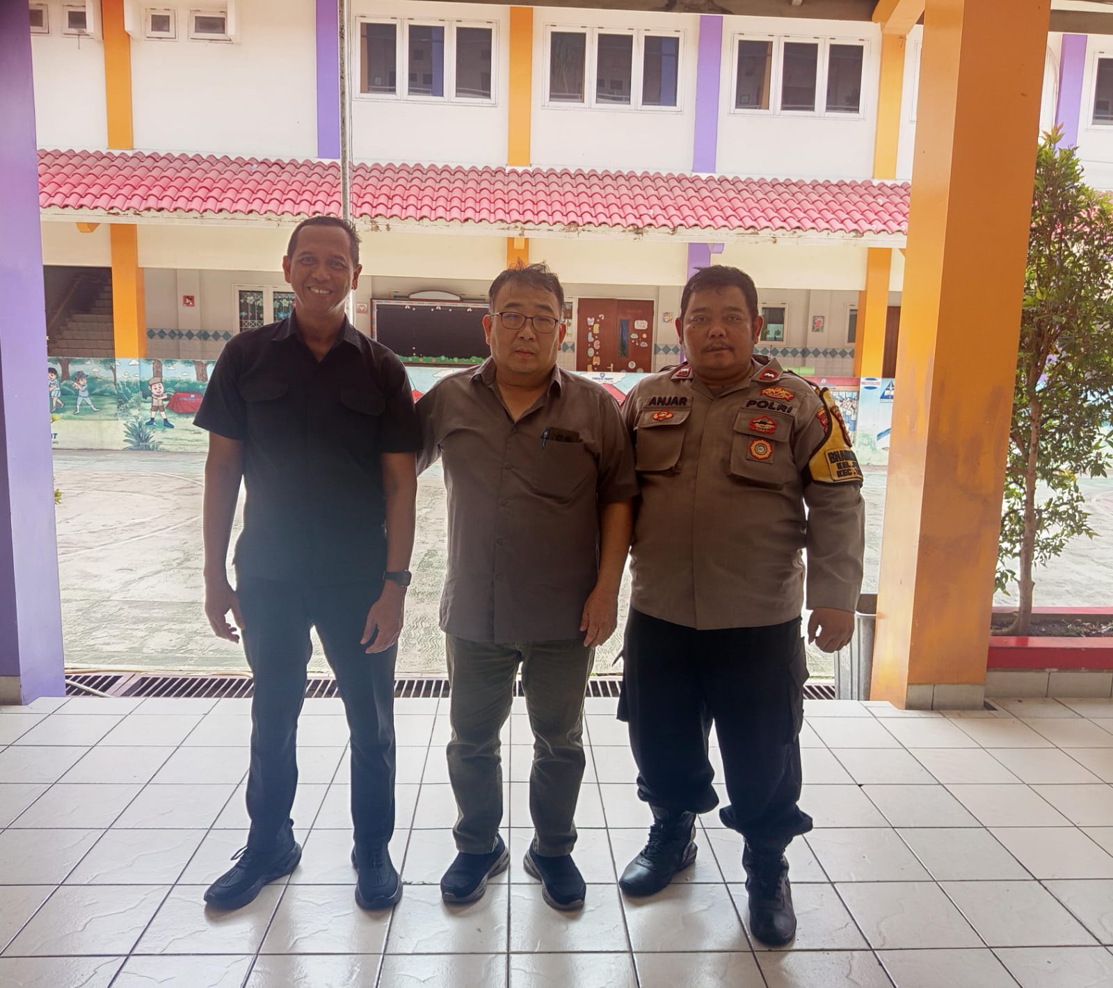 Bhabinkamtibmas Petamburan Monitoring Sekolah, Pastikan Pelajar Pulang Aman dan Tidak Terlibat Aksi Unjuk Rasa