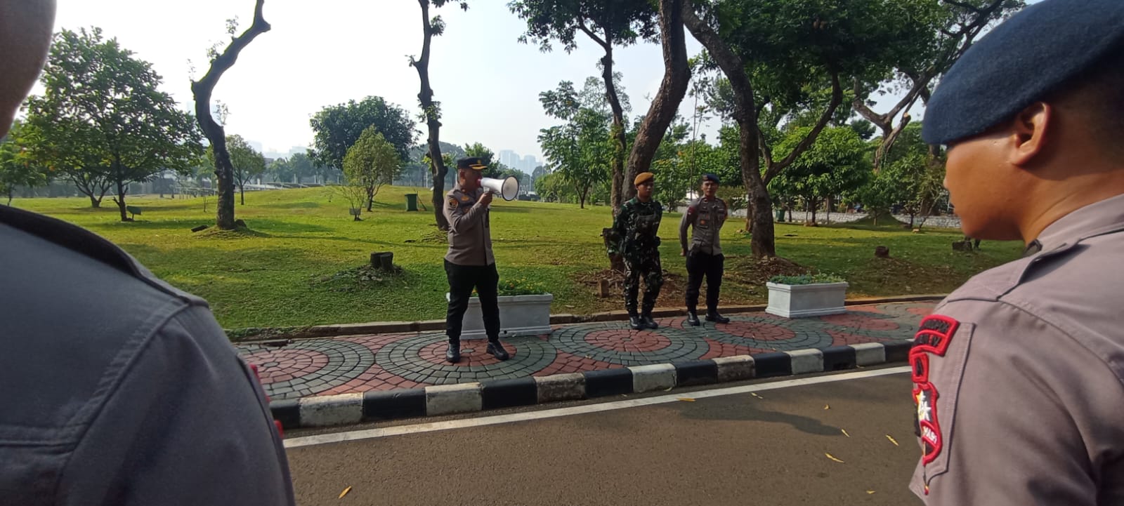 Kapolsek Kemayoran Bersama Personel Gabungan Siaga Amankan Aksi di Pintu Kiri Gedung DPR/MPR RI