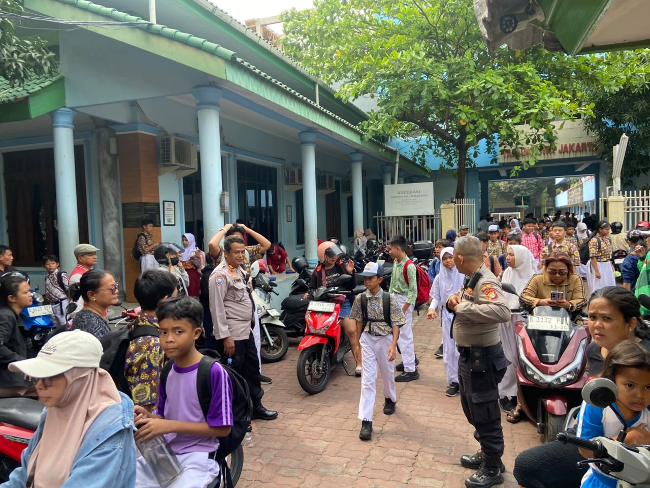 Cegah Pelajar Ikut Aksi, Kanit Binmas dan Kapolsubsektor Kota Baru Sambangi Sejumlah Sekolah